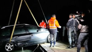 Sahil güvenlik depremden etkilenenlerin yardımına koştu