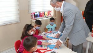 Şahinbey'de ilkokul öğrencilerine boyama seti hediyesi