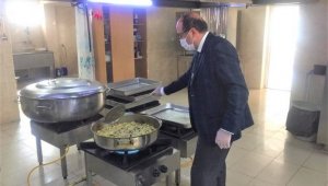 Sandıklı Belediyesi 6 yıldır 300 vatandaşa günlük üç çeşit sıcak yemek dağıtıyor