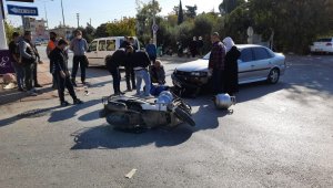 Serik'te otomobille motosiklet çarpıştı: 1 yaralı