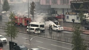 Seyir halindeki otomobilden dumanlar yükseldi