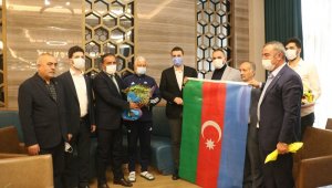 Sivas'ta Karabağ Futbol Kulübüne, Kuran-i Kerim ve Türk Bayrağı hediye edildi