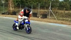 Sofuoğlu'nun 1 buçuk yaşındaki oğlunun motosiklet kullandığı video beğeni kazandı