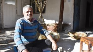 Söğüt ağacından sepet yapıyor