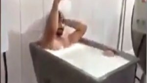 Süt kazanında banyo keyfi yapanlar tutuklandı