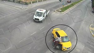 Taksicinin gayreti yaşlı adamla kazayı engelleyemedi