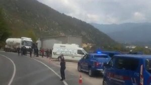 Tamir ettiği tırın altında kalan sürücü hayatını kaybetti