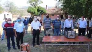 Tavşanlı'da 34 çiftçiye bin 380 kilo baş sarımsak dağıtıldı