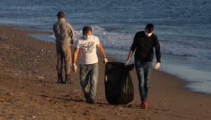 Tekerlekli sandalye için sahilde kapak topladılar