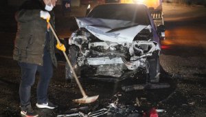 Ters şeride girdi, kafa kafaya çarpıştı: 1 ölü, 1 yaralı