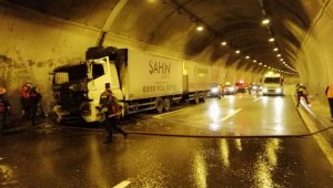 Tırın alev aldığı Bolu Dağı tüneli İstanbul istikameti ulaşıma kapatıldı