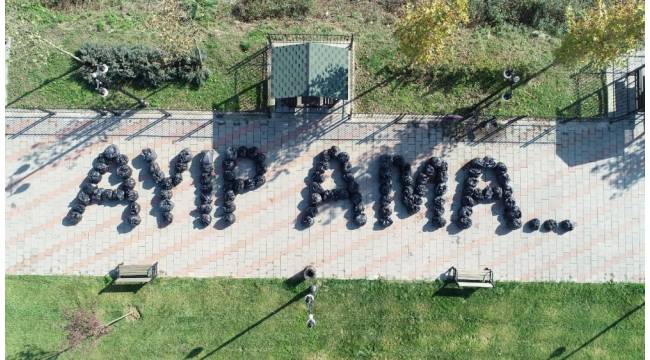 Toplanan çöplerle "Ayıp Ama" yazdılar