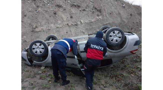 Türkeli'de otomobil şarampole yuvarlandı: 1 yaralı