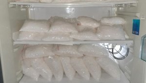 Uyuşturucuyu buzdolabına saklayan zanlılar polisten kaçamadı