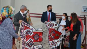 Vali Akbıyık, yöresel kilim yeleğe hayran kaldı
