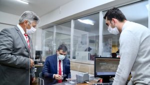 Vali Çiftçi, ehliyet bilgilerini kimlik kartına yükletti