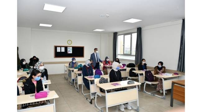 Vali Gürel'dem Kız İmam Hatip Lisesi'ni ziyaret etti