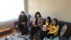 Vali Gürel'in eşi, öğrencileri evlerinde ziyaret ederek tablet hediye ediyor