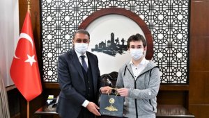 Vali Şıldak, TEKNOFEST'te derece alan öğrenciyi ödüllendirdi