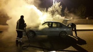 Van'da seyir halindeki otomobil yandı