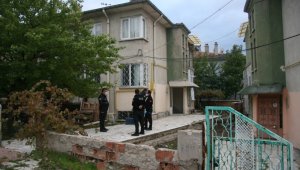 Yalnız yaşayan 80 yaşındaki yaşlı adam evinde ölü bulundu