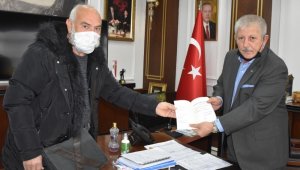 Yavuz Çetin kitabını Başkan Sarı'ya hediye etti