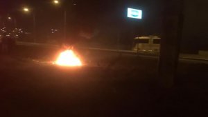 Yol kenarında yakılan lastik ateşi korkuttu