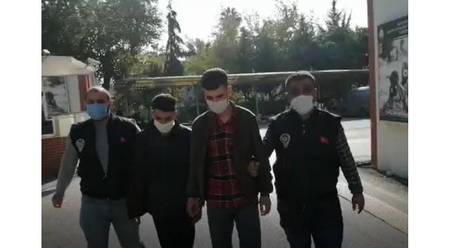 Yolda yürüyen kadının cüzdanını kapıp kaçtılar