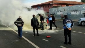 Zabıta ekipleri alev alan aracı söndürdü