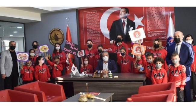 Zorbalığa hayır demek için okulda yürüyüş yaptılar