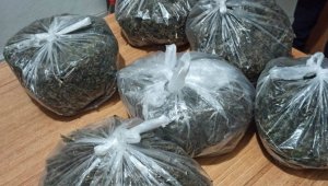 'Dur' ihtarına uymayan araçtan atılan poşetten 3 kilo 60 gram esrar çıktı