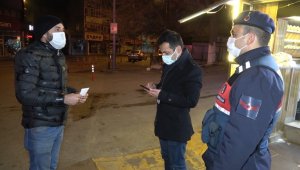 'Kimse yok' diye sokakta sigara içerken ekiplere yakalandı, 900 lira ceza aldı