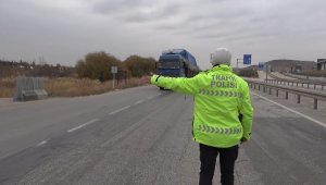 43 ilin geçiş güzergahında kış lastiği uygulaması: Ticari araçlar tek tek kontrol ediliyor