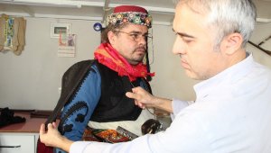 45 yıldır babadan oğla yöresel kıyafet dikiyorlar