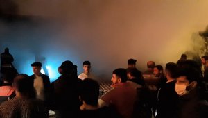 5 katlı binada çıkan yangın mahalleliyi sokağa döktü, sosyal mesafe unutuldu
