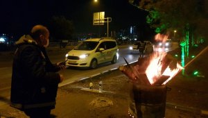 56 saatlik kısıtlamada Polisler varillerle ısınmaya çalıştı