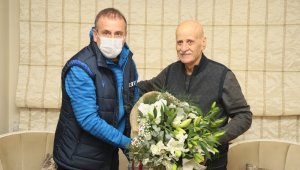 Abdullah Avcı, Ahmet Suat Özyazıcı'yı evinde ziyaret etti