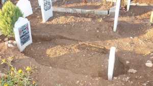 Adıyaman'da 6 mezar çöktü