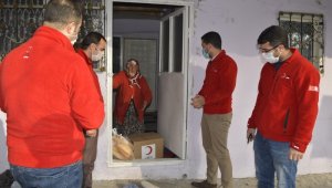 Ağrı'da kısıtlama nedeniyle ihtiyaçlarını karşılayamayan vatandaşlara gıda kolisi dağıtıldı