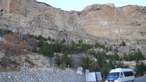 Akdeniz açıklarındaki 5.2'lik deprem Karaman'da kayaları yerinden oynattı