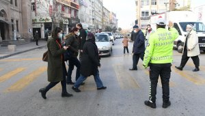 Aksaray'da yaya geçitlerinde "yaya önceliği" denetimi