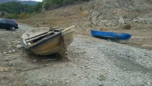 Altınkaya Barajı'nda sular çekildi, kayıklar karada kaldı
