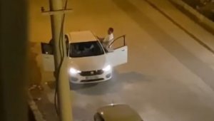 Antalya'da otomobil içerisindeki kadının yüzüne tekme