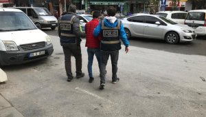 Aracın altına saklandı ama yakayı ele verdi