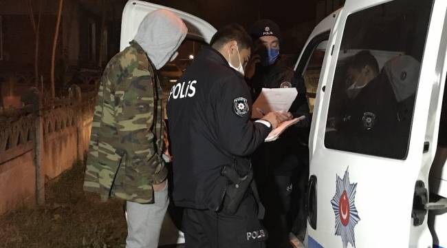 Arkadaşının ceza yemesini izledi, polis sokak başında onu da yakaladı