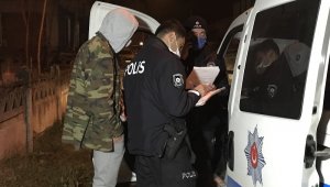 Arkadaşının ceza yemesini izledi, polis sokak başında onu da yakaladı