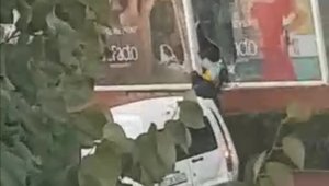 AVM'deki mağazanın camının kırarak onlarca mont çaldılar