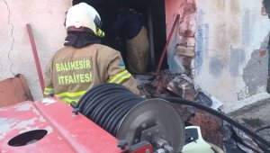 Ayvalık'ta metruk binadaki yangın söndürüldü