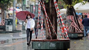 Bakan Koca'nın 'yüzde 100 artış' yaşanıyor dediği Antalya'da banklar şeritlerle kapatıldı