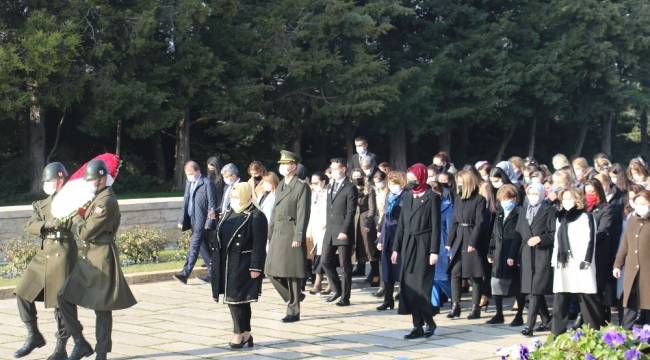 Bakan Selçuk, kadınlara seçme seçilme hakkının verilişinin 86. yıl dönümünde Anıtkabir'i ziyaret etti